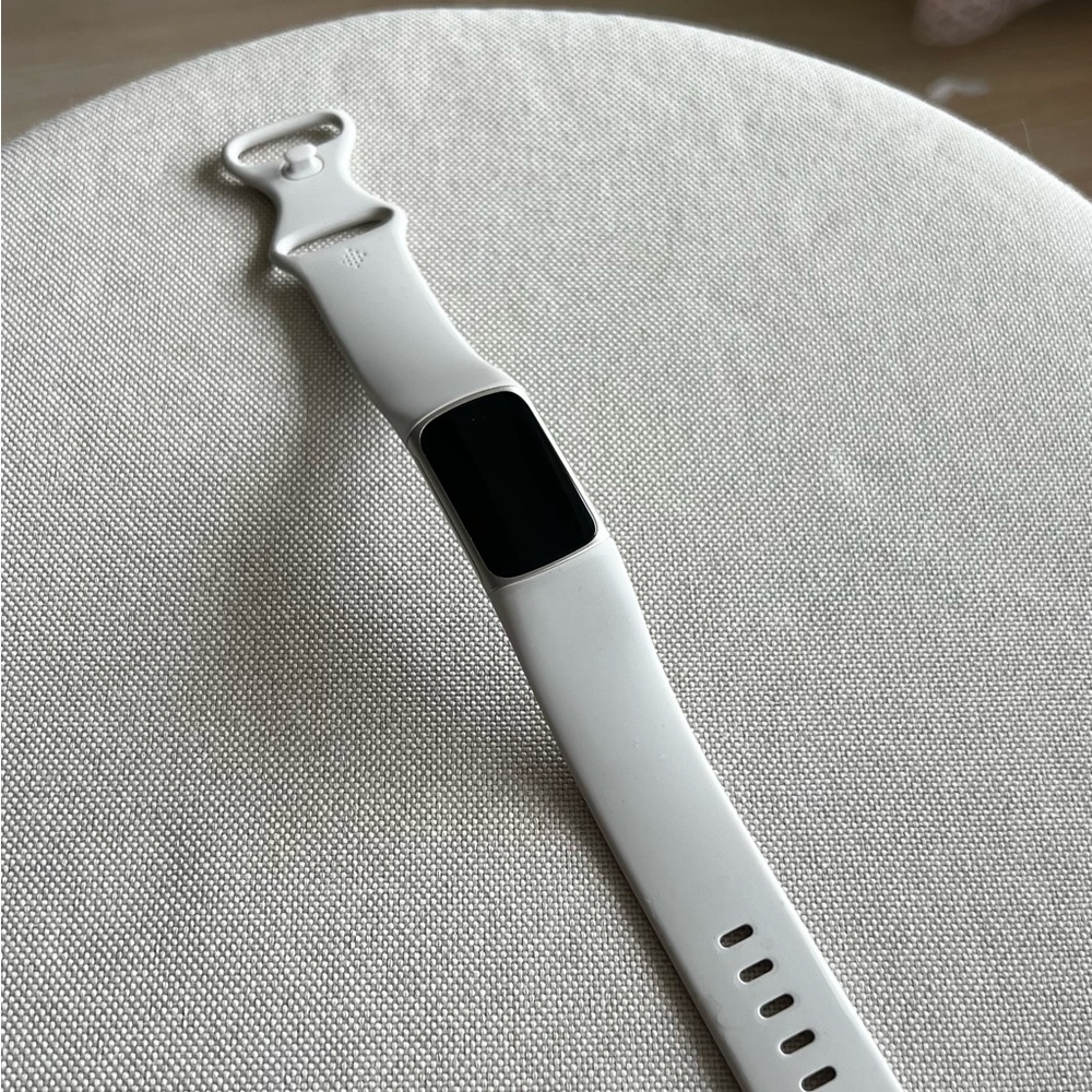 Fitbit Charge 5 Fitness Tracker Off White Gold Tone L/G Charger